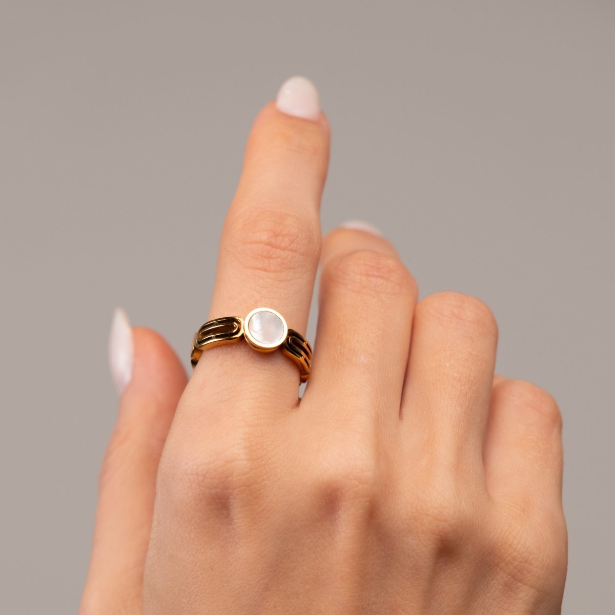 Anel Athena Pedra Madrepérola Banhado em Ouro 18K - Murano Joias