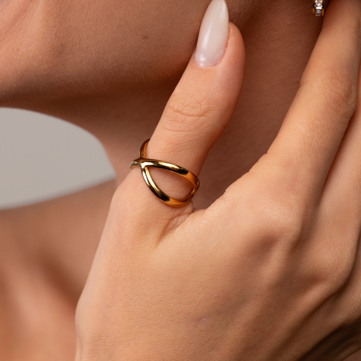 Anel Cruzado Minimal Ajustável Banhado em Ouro 18K - Murano Joias