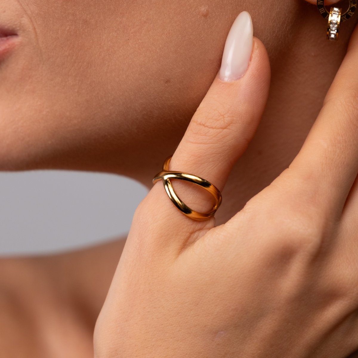 Anel Cruzado Minimal Ajustável Banhado em Ouro 18K - Murano Joias