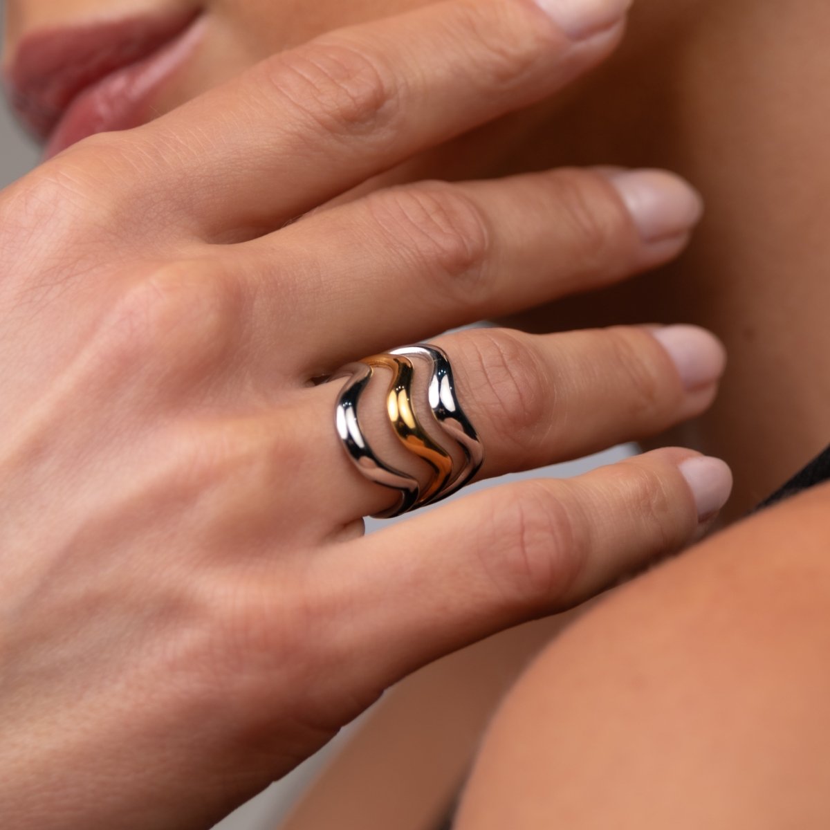 Anel Ondas Ajustável com Mix de Banhos Dourado e Prata - Murano Joias