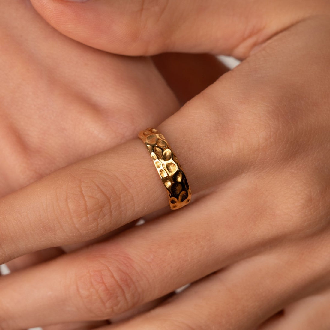 Anel Textura Lunar Banhado em Ouro 18k - Murano Joias