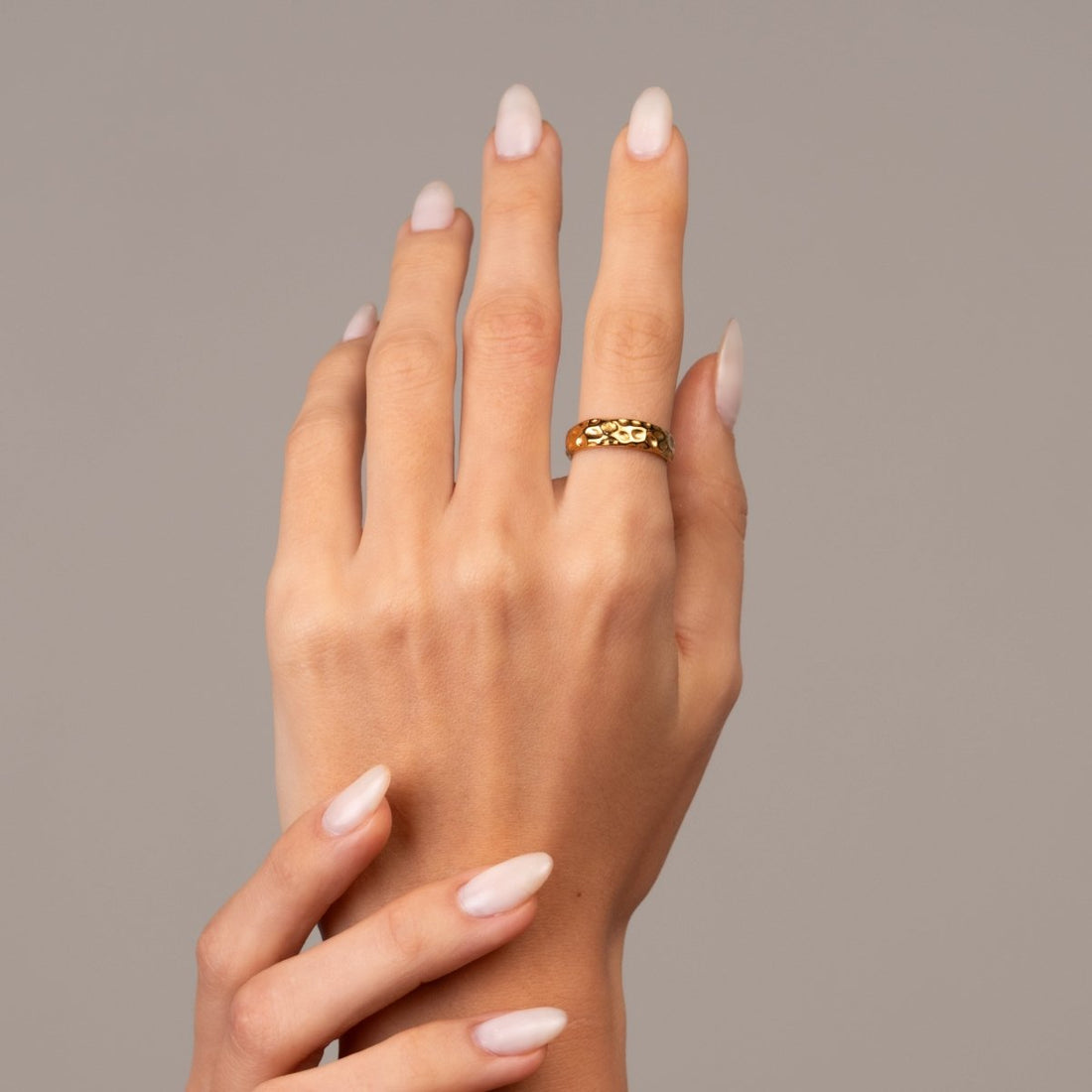 Anel Textura Lunar Banhado em Ouro 18k - Murano Joias