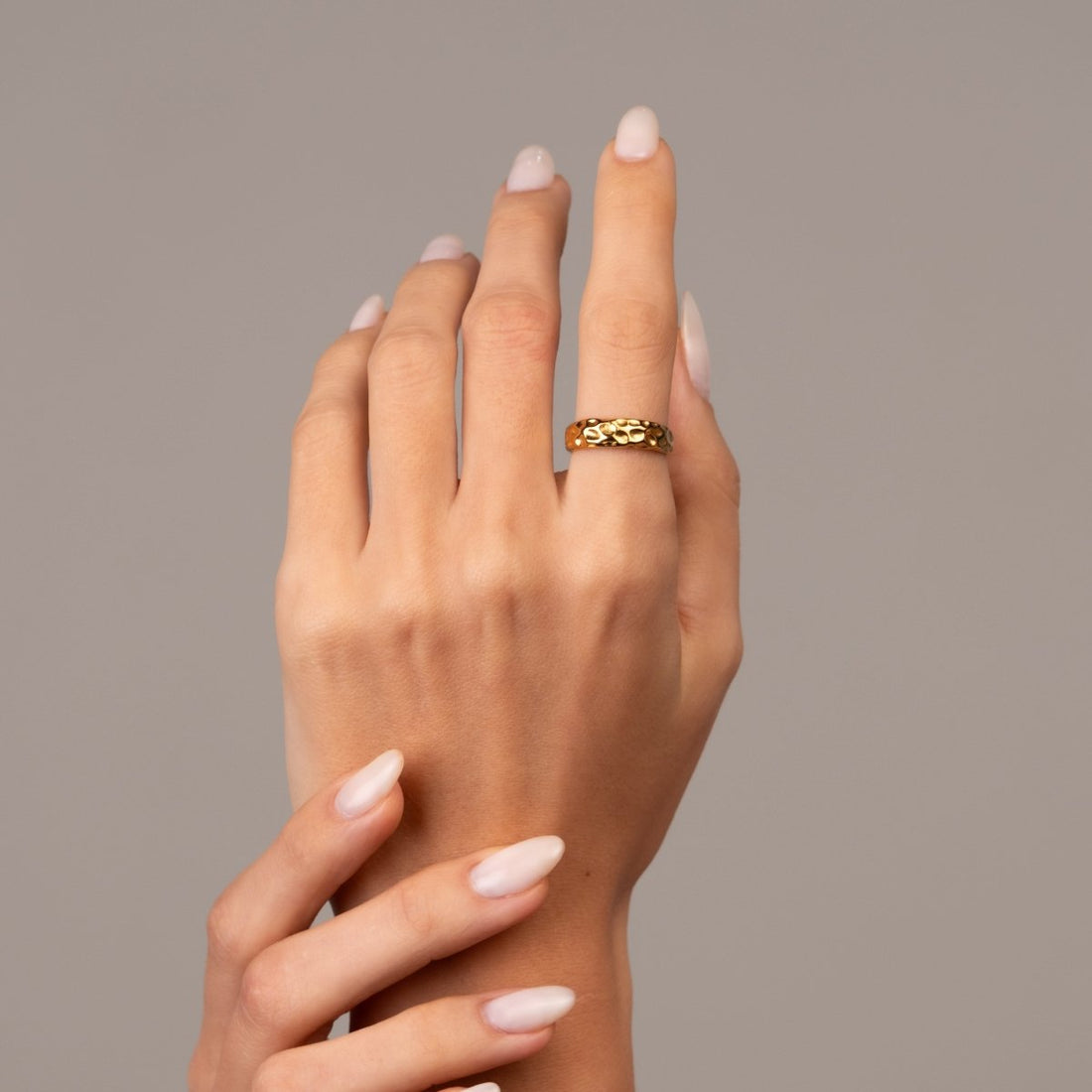 Anel Textura Lunar Banhado em Ouro 18k - Murano Joias