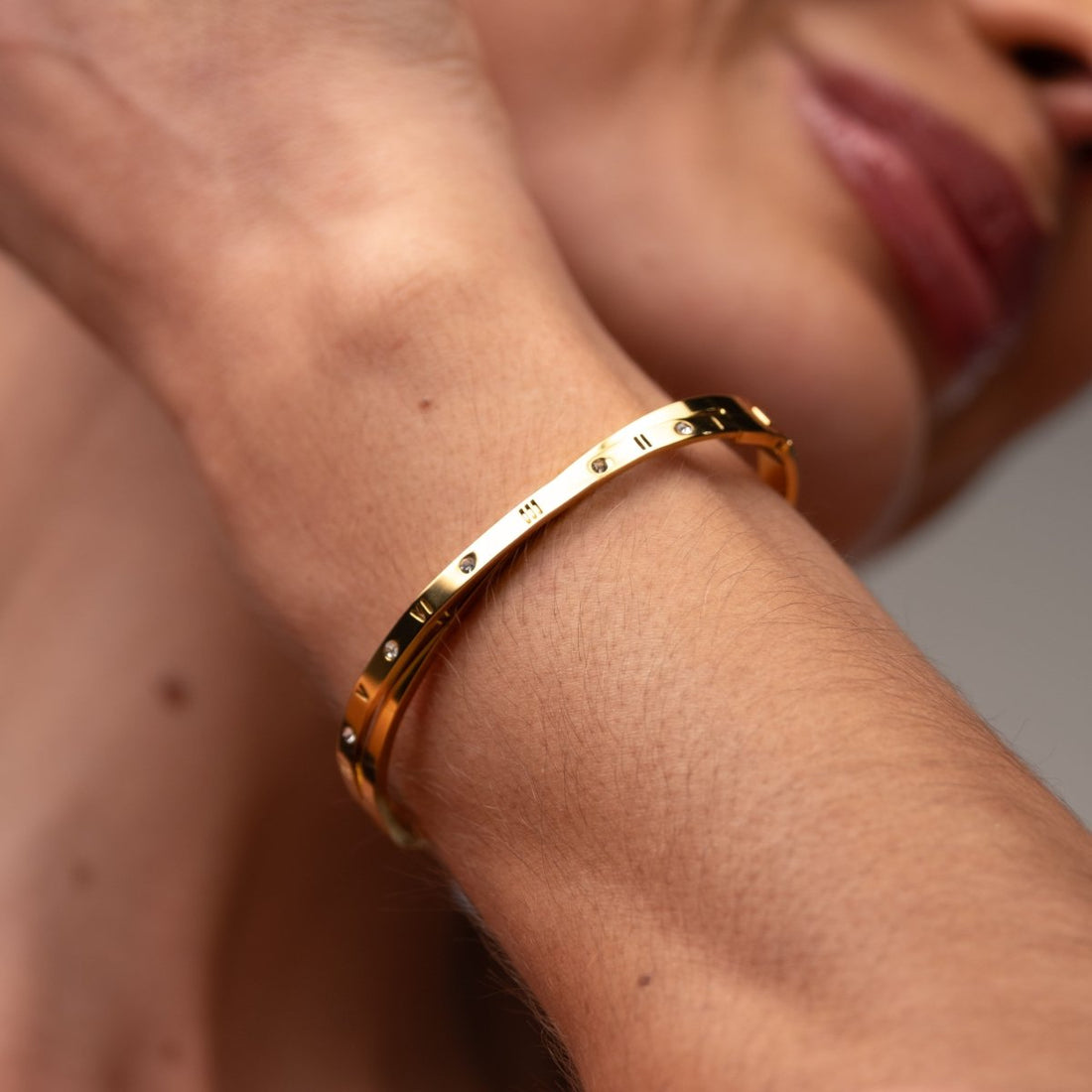 Bracelete Algarismo Romanos Entrelaçados Banho Ouro 18k - Murano Joias