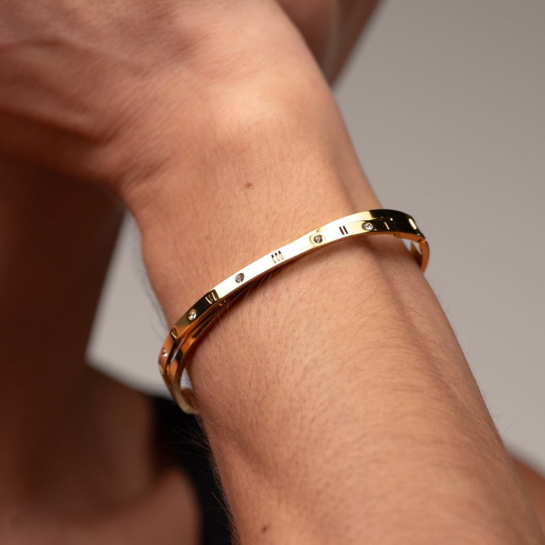Bracelete Algarismo Romanos Entrelaçados Banho Ouro 18k - Murano Joias