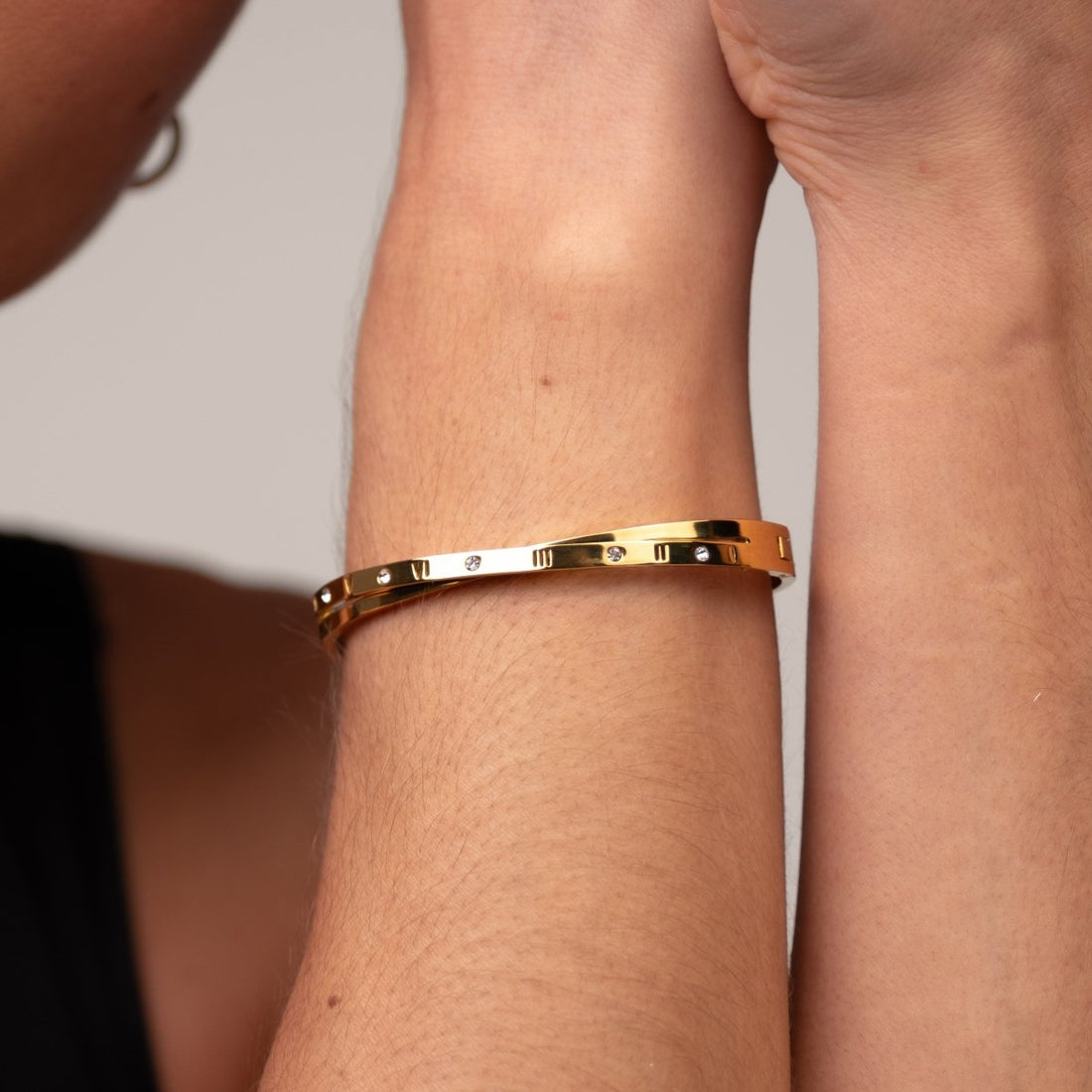 Bracelete Algarismo Romanos Entrelaçados Banho Ouro 18k - Murano Joias