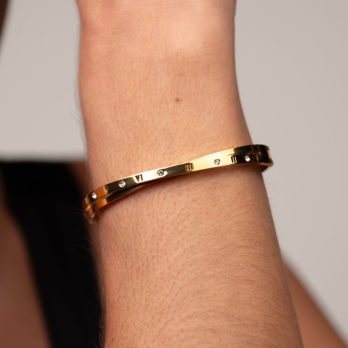Bracelete Algarismo Romanos Entrelaçados Banho Ouro 18k - Murano Joias
