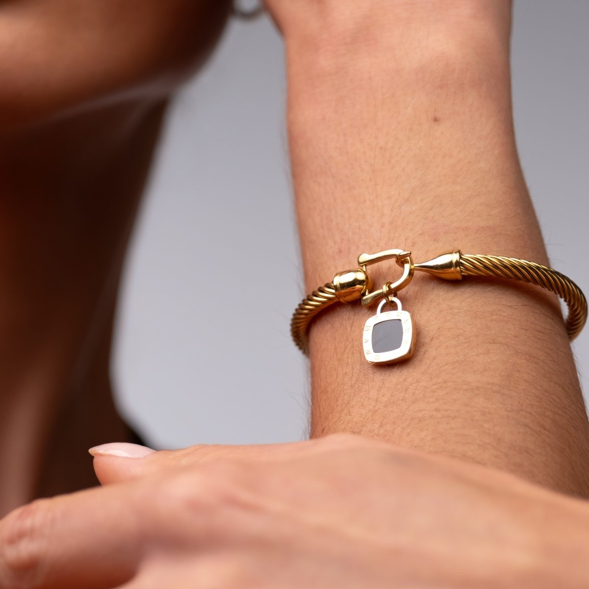 Bracelete Pingente Ônix Quadrado Banhado em Ouro 18K - Murano Joias