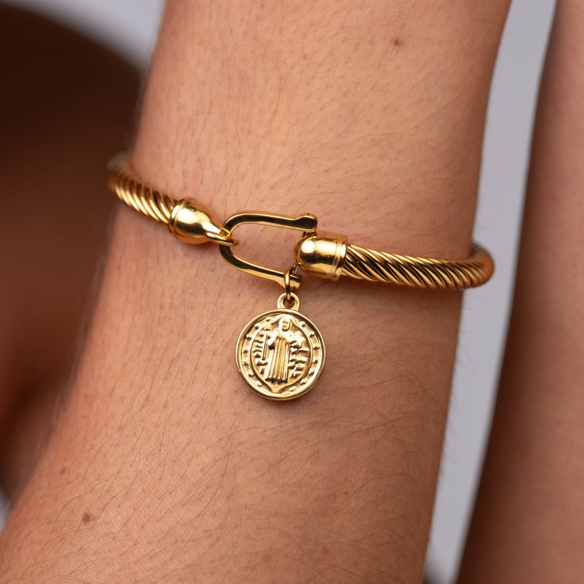 Bracelete Pingente São Bento Banhado em Ouro 18K - Murano Joias