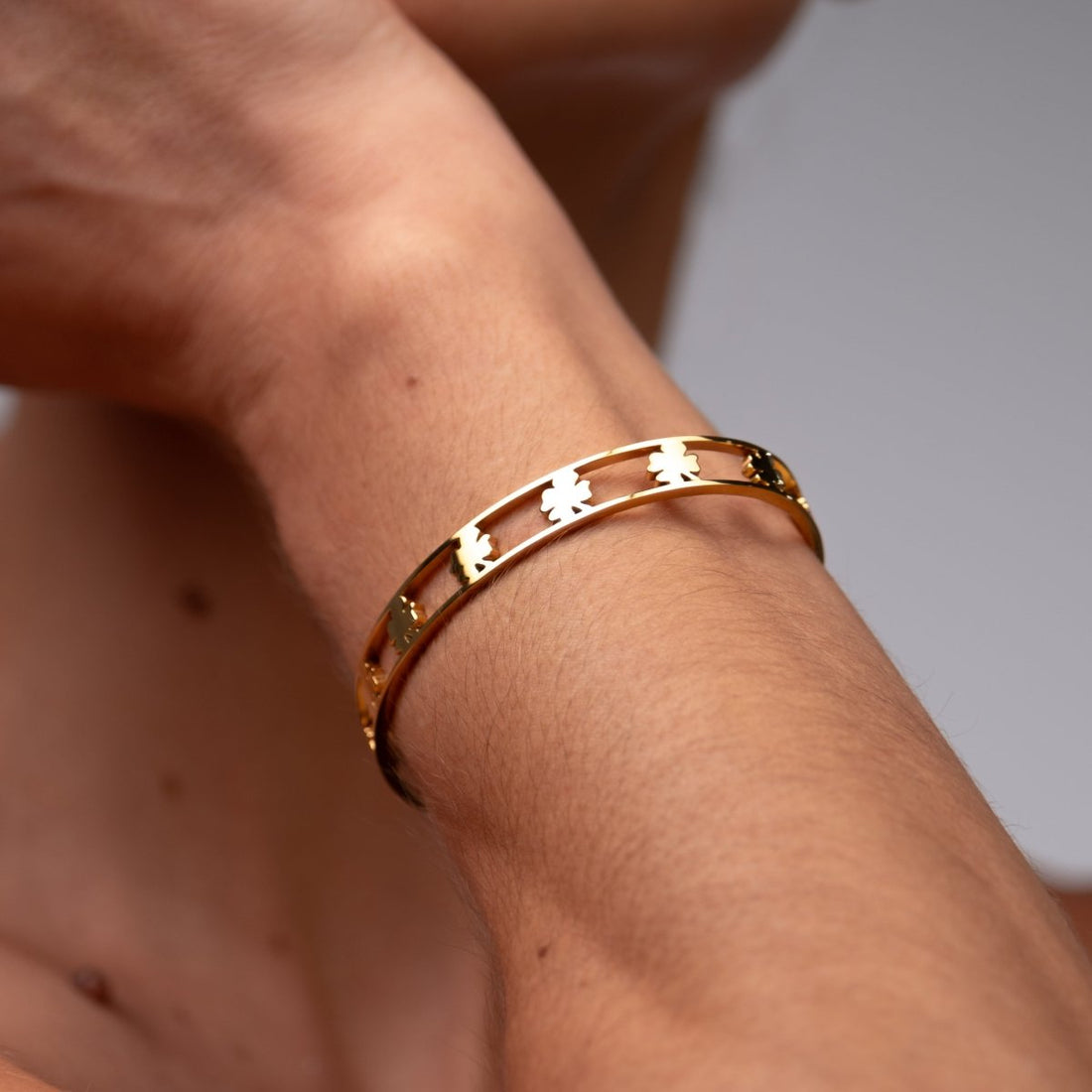 Bracelete Trevo Vazado Banhado em Ouro 18K - Murano Joias