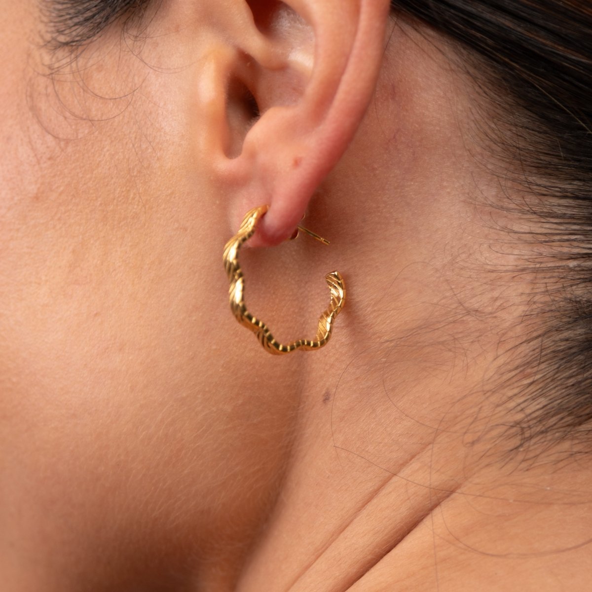 Brinco Argola Wavy Texture Banhado em Ouro 18k - Murano Joias