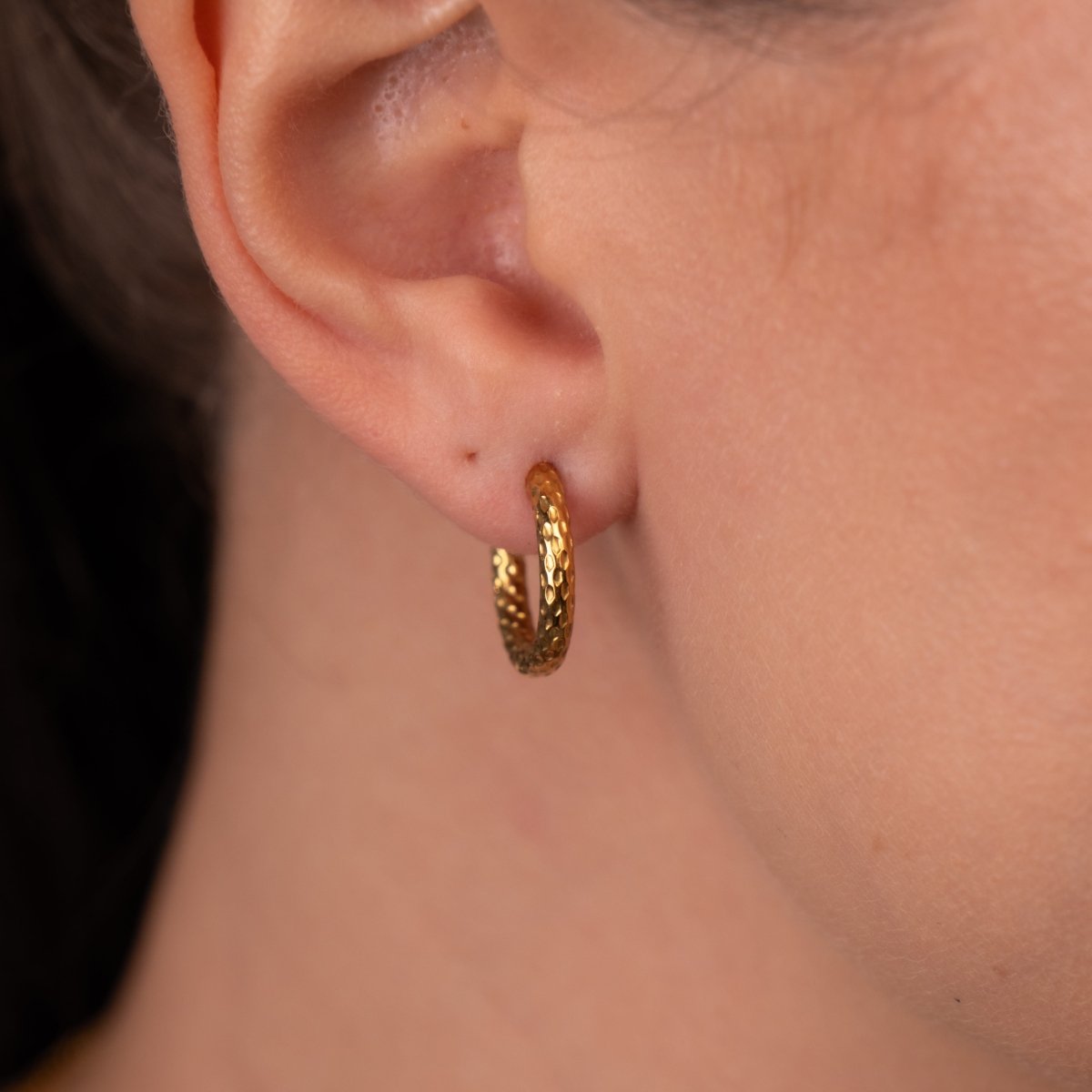 Brinco de Argola Texturizado Banhado em Ouro 18K - Murano Joias