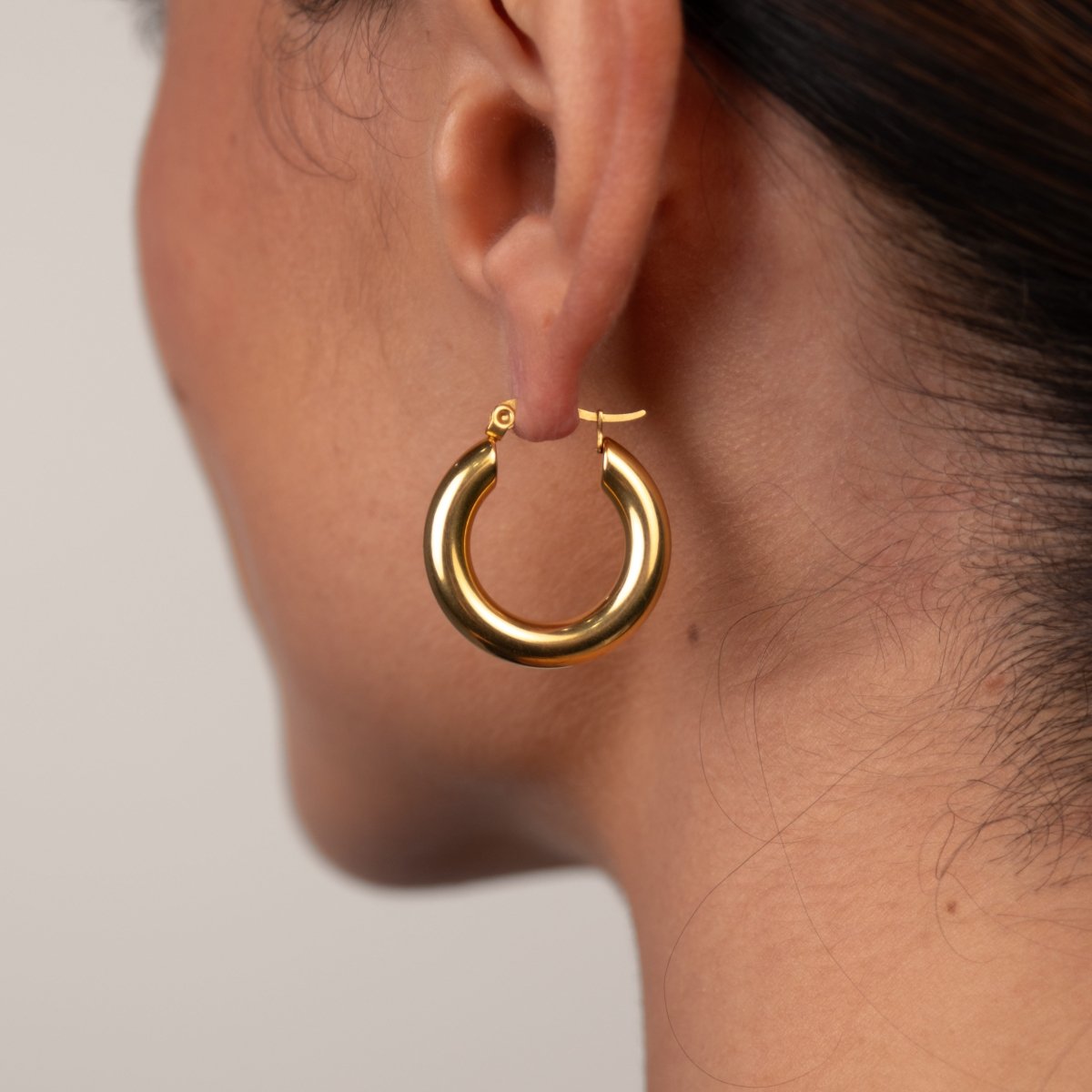 Brinco de Argola Tubo Lele M Banhado em Ouro 18K - Murano Joias