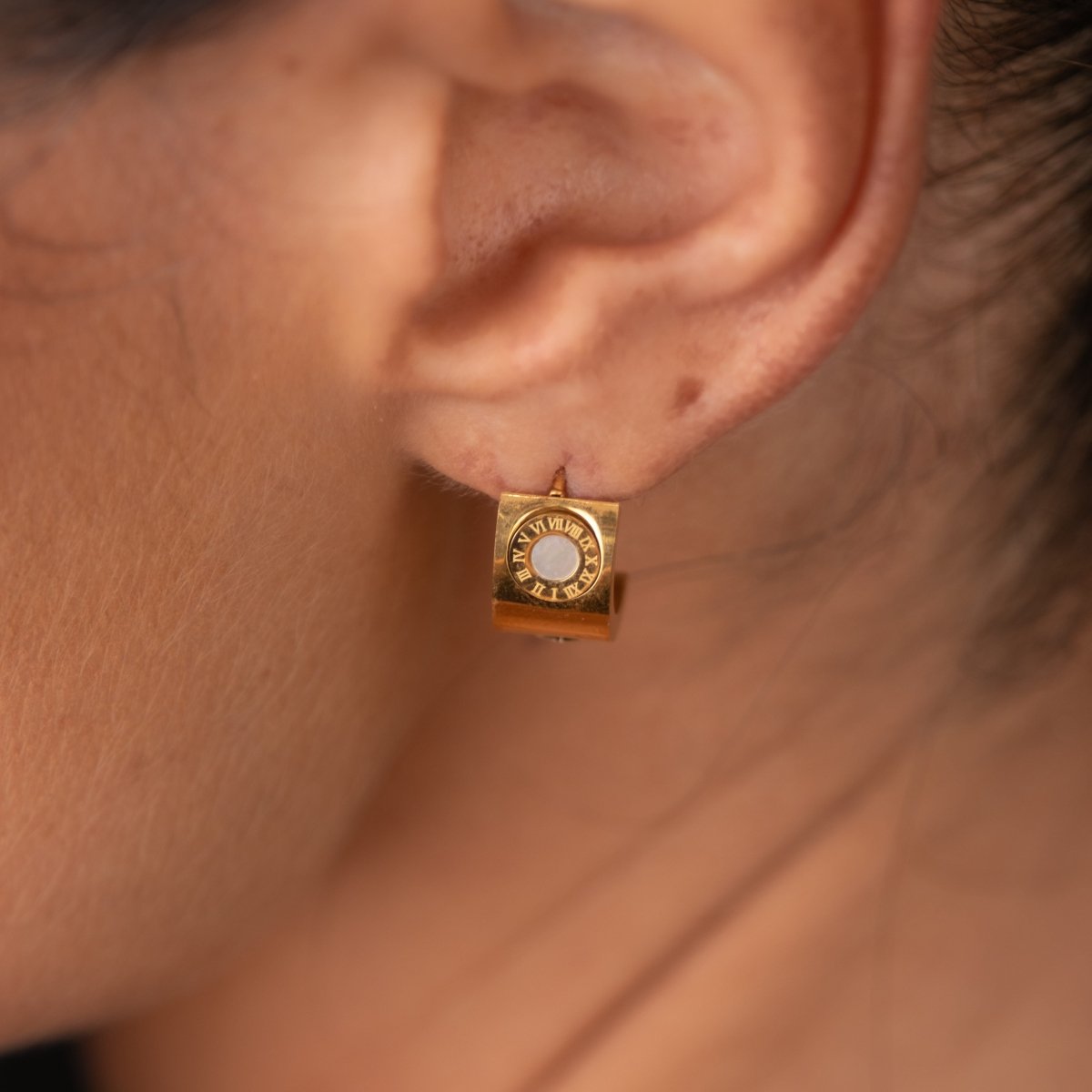 Brinco Giratório Numeral Romanos Banhado em Ouro 18K - Murano Joias