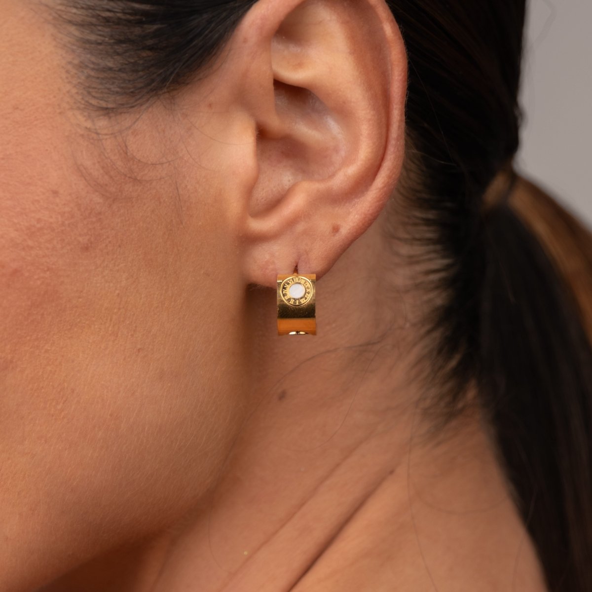 Brinco Giratório Numeral Romanos Banhado em Ouro 18K - Murano Joias