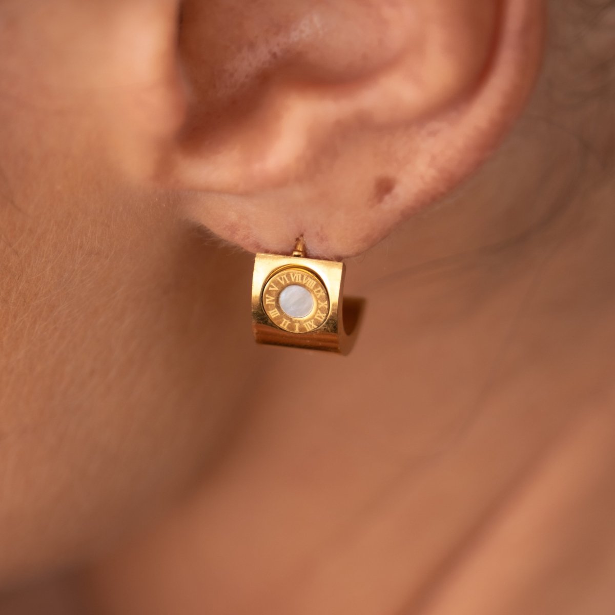 Brinco Giratório Numeral Romanos Banhado em Ouro 18K - Murano Joias