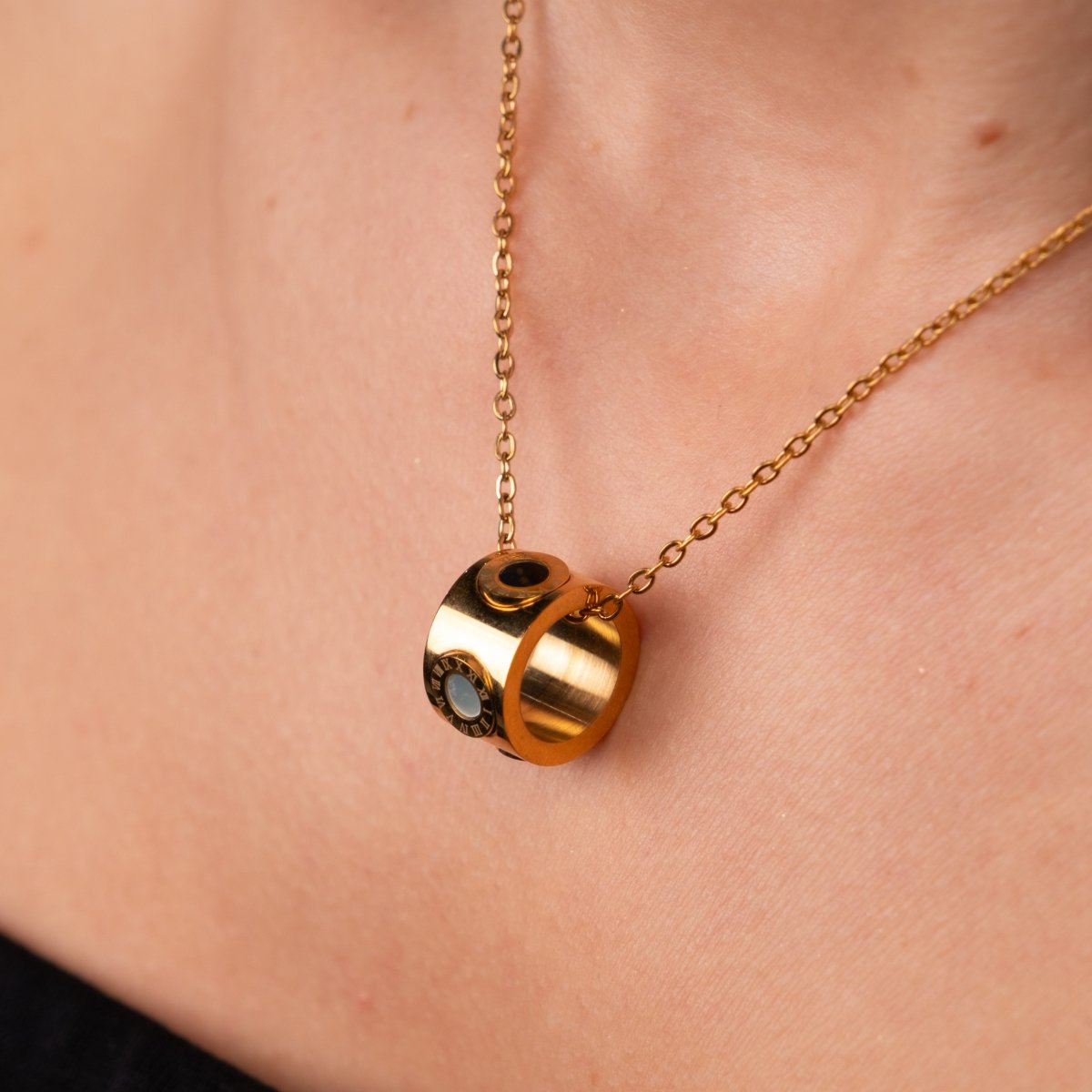Colar Giratório Numeral Romanos Banhado em Ouro 18K - Murano Joias