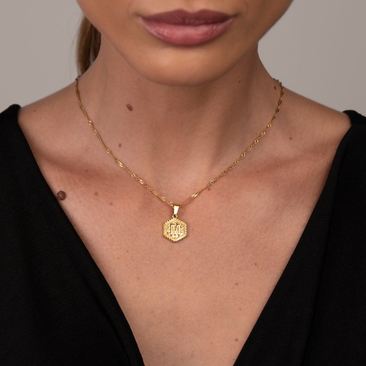 Colar Letra Inicial Hex Banhado em Ouro 18K - Murano Joias