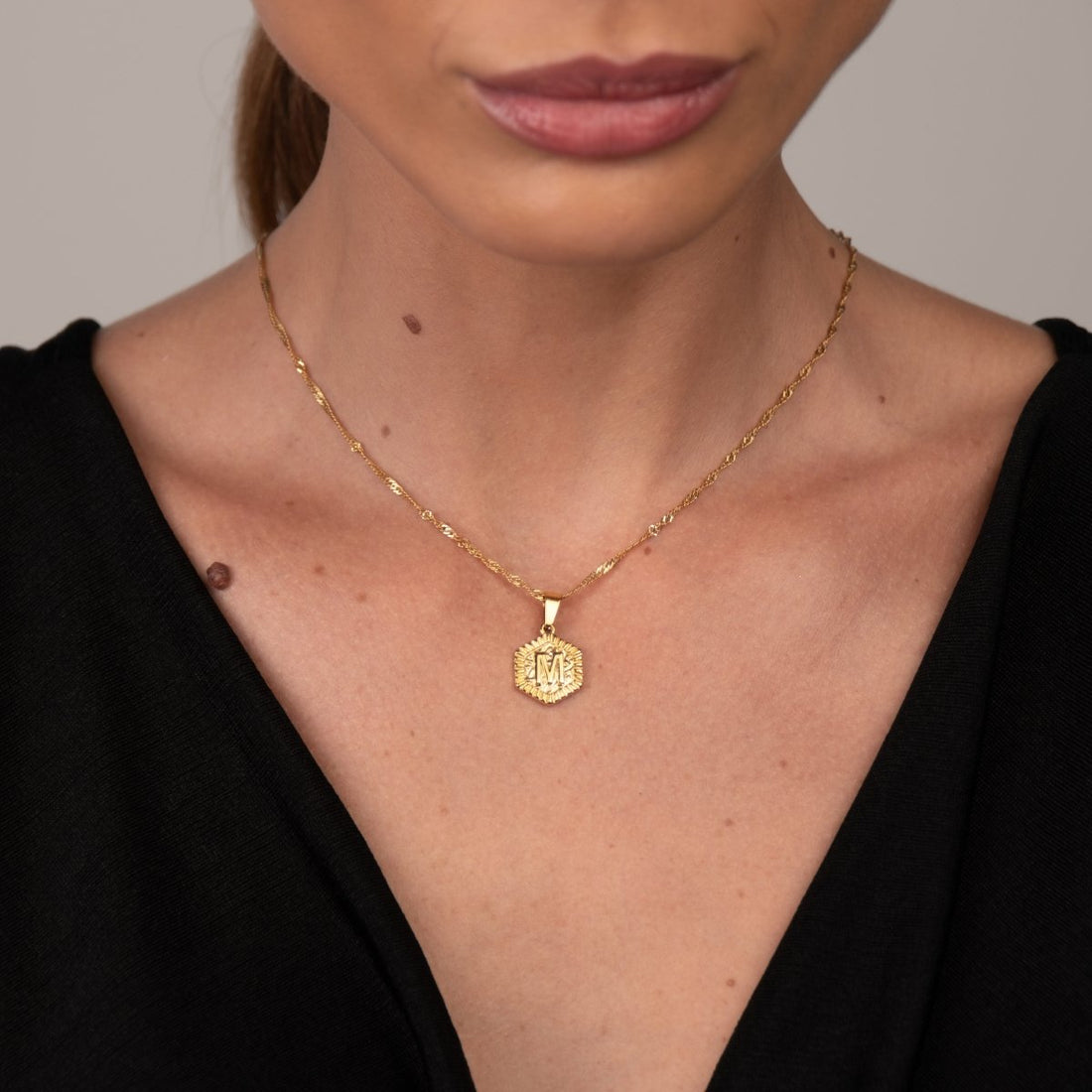 Colar Letra Inicial Hex Banhado em Ouro 18K - Murano Joias
