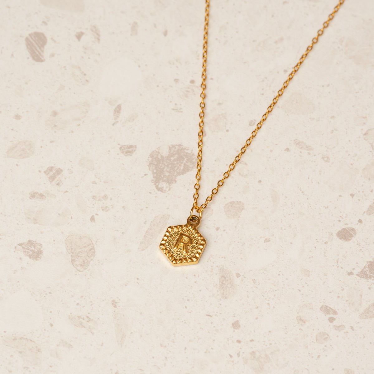 Colar Letra Inicial Hex Banhado em Ouro 18K - Murano Joias