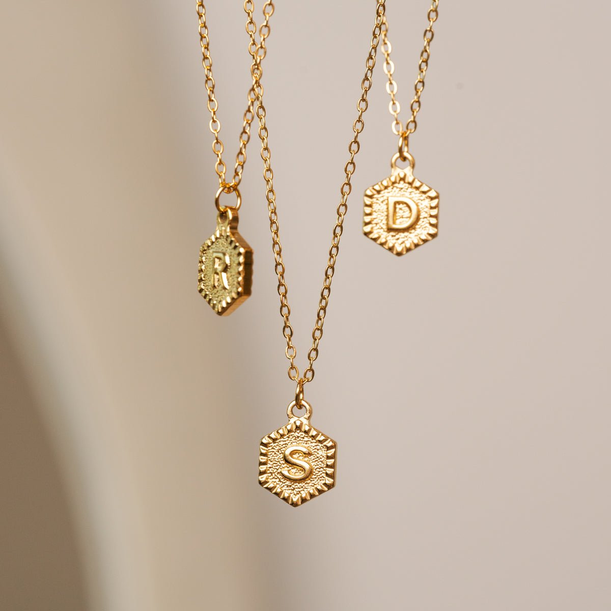 Colar Letra Inicial Hex Banhado em Ouro 18K - Murano Joias