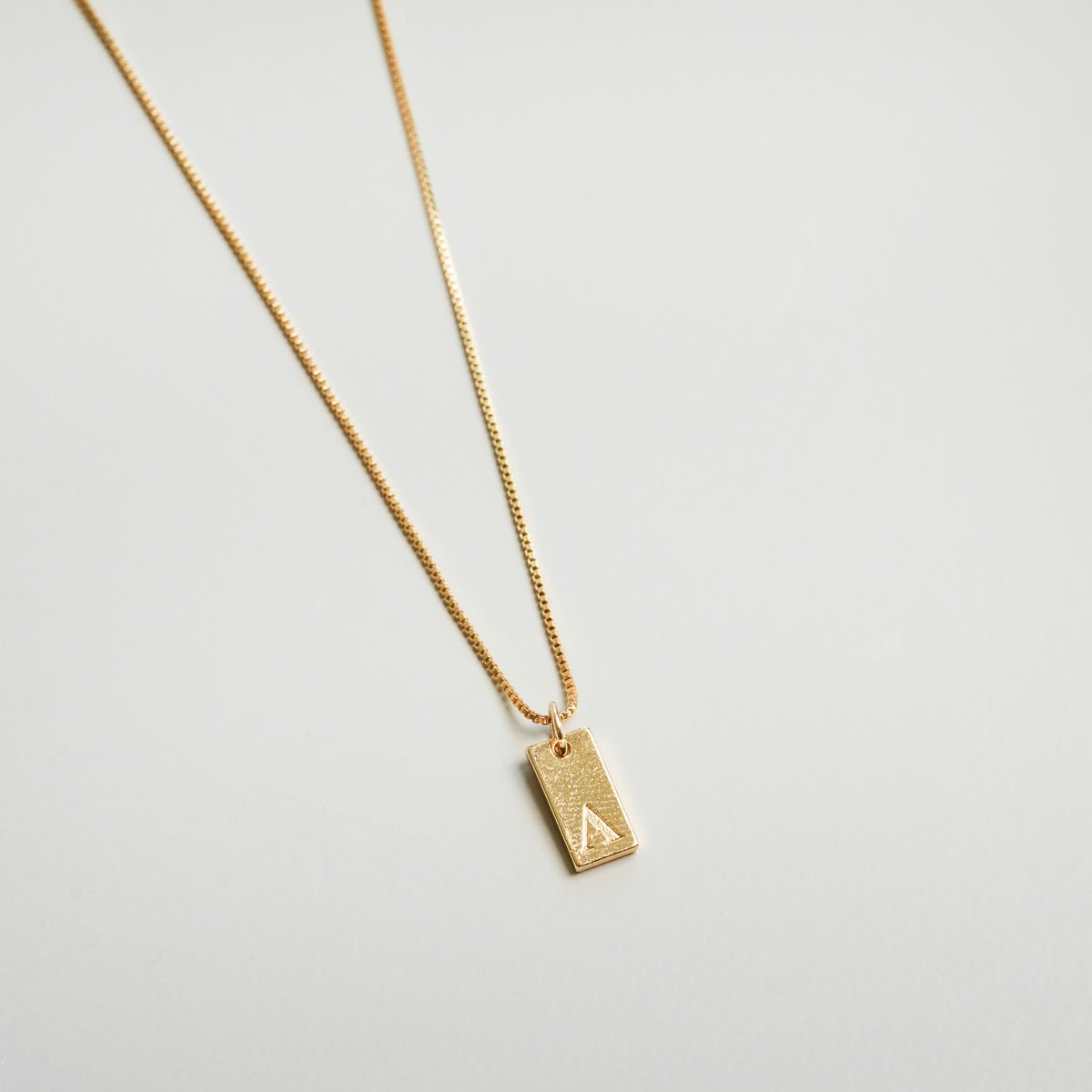 Colar Letra Inicial Minimal Banhado em Ouro 18K - Murano Joias