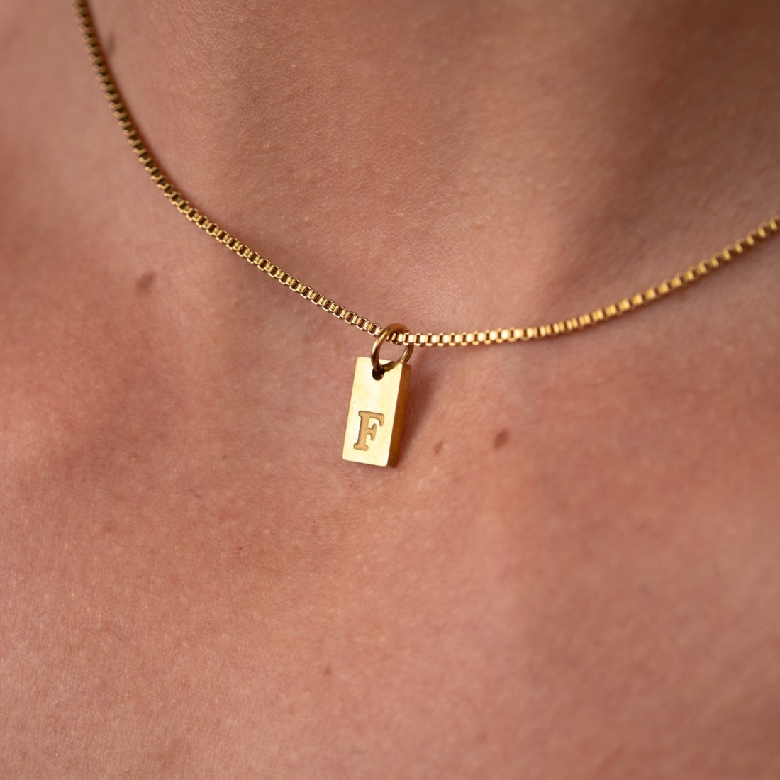 Colar Letra Inicial Minimal Banhado em Ouro 18K - Murano Joias