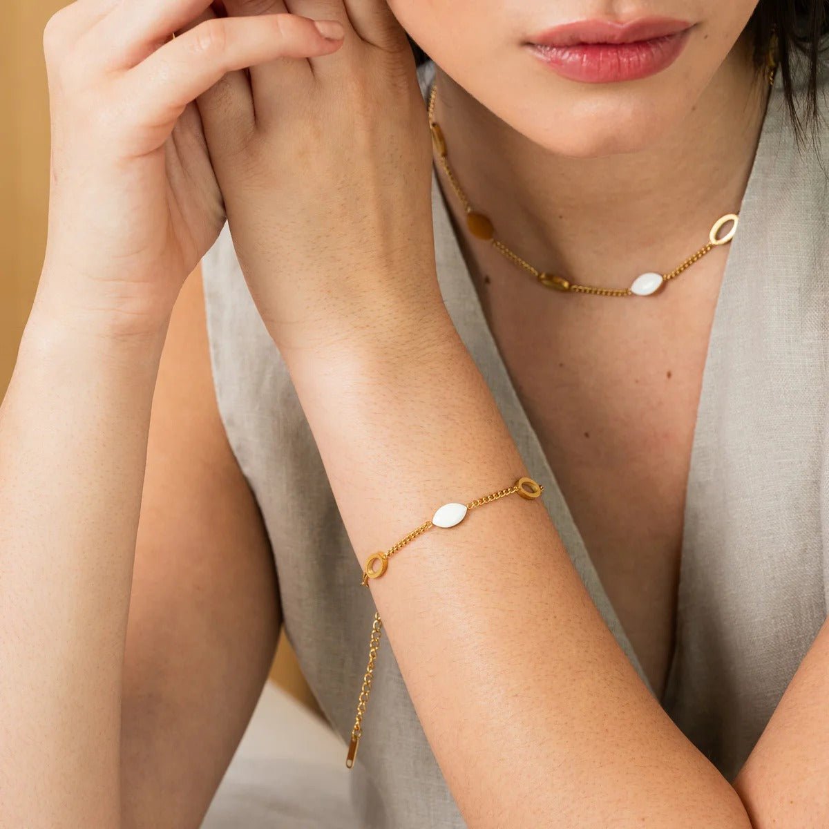 Colar Pingente Oval Angellica Banhado em Ouro 18K - Murano Joias