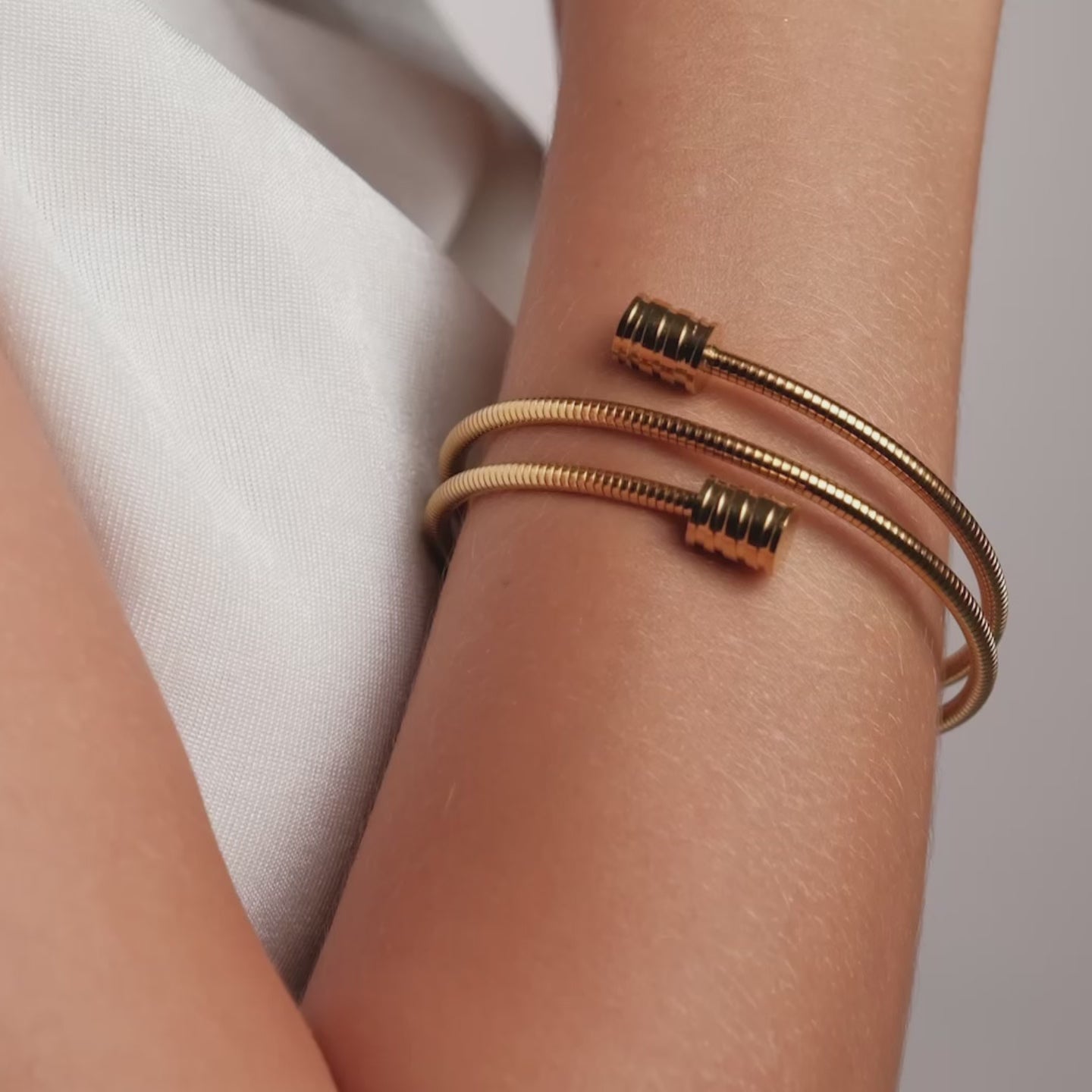 Bracelete Espiral Tríplice Banhada em Ouro 18K