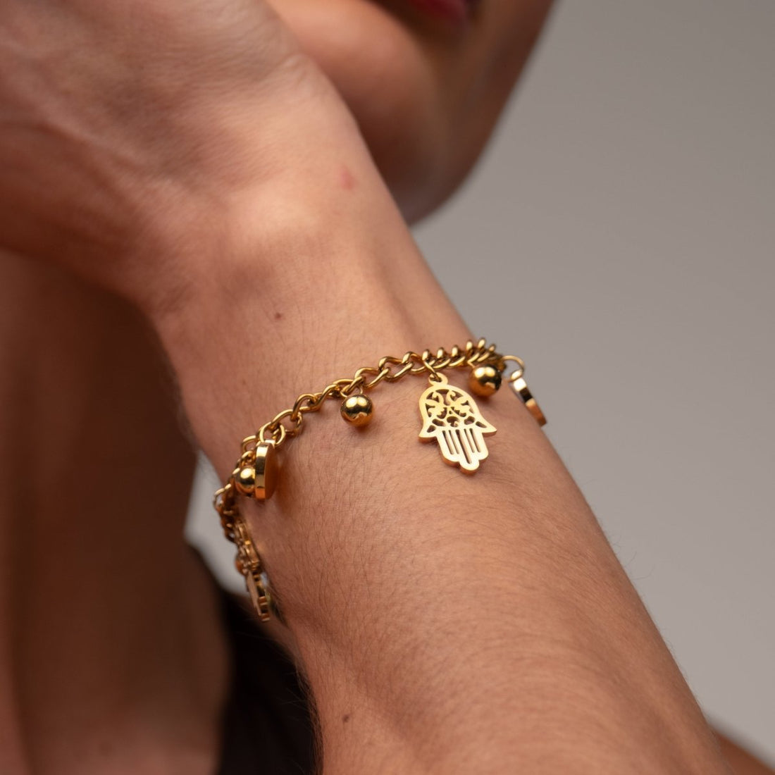 Pulseira Elos Pingente Coração e Hamsá Banhada em Ouro 18K - Murano Joias