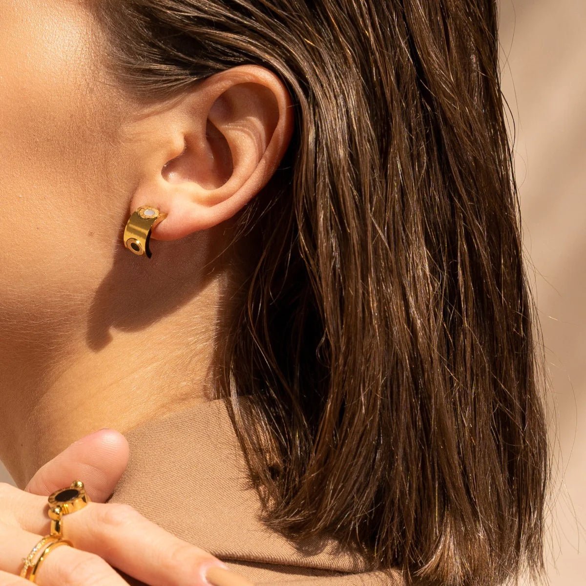 Brinco Giratório Numeral Romanos Banhado em Ouro 18K - Murano Joias