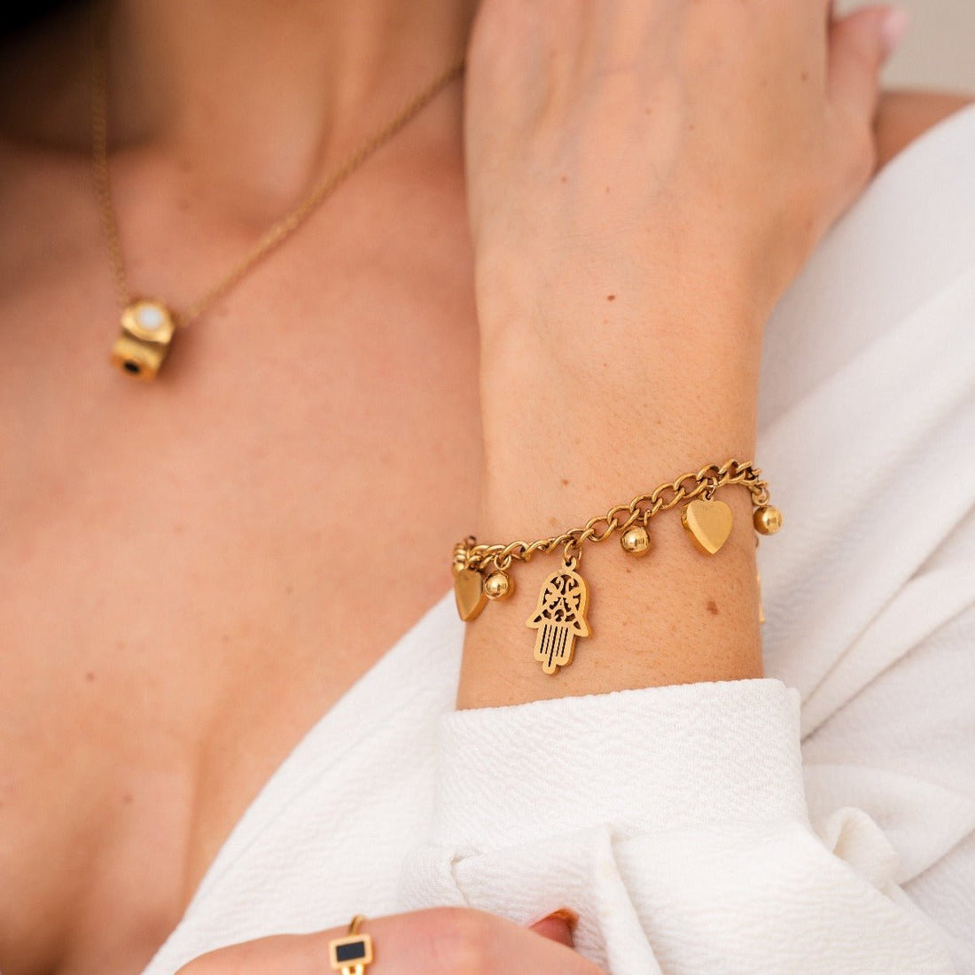 Pulseira Elos Pingente Coração e Hamsá Banhada em Ouro 18K - Murano Joias